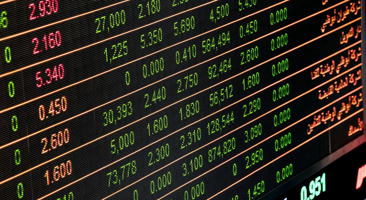 2024 Investment Guide: Unveiling Top 5 Steady-Rising Stocks Defying Tech Volatility for Consistent Returns